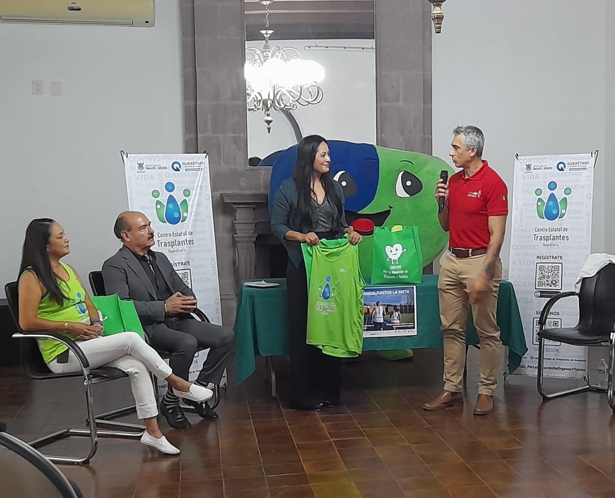 Entrega CETQro playeras a pacientes trasplantados que participarán en el Querétaro Maratón