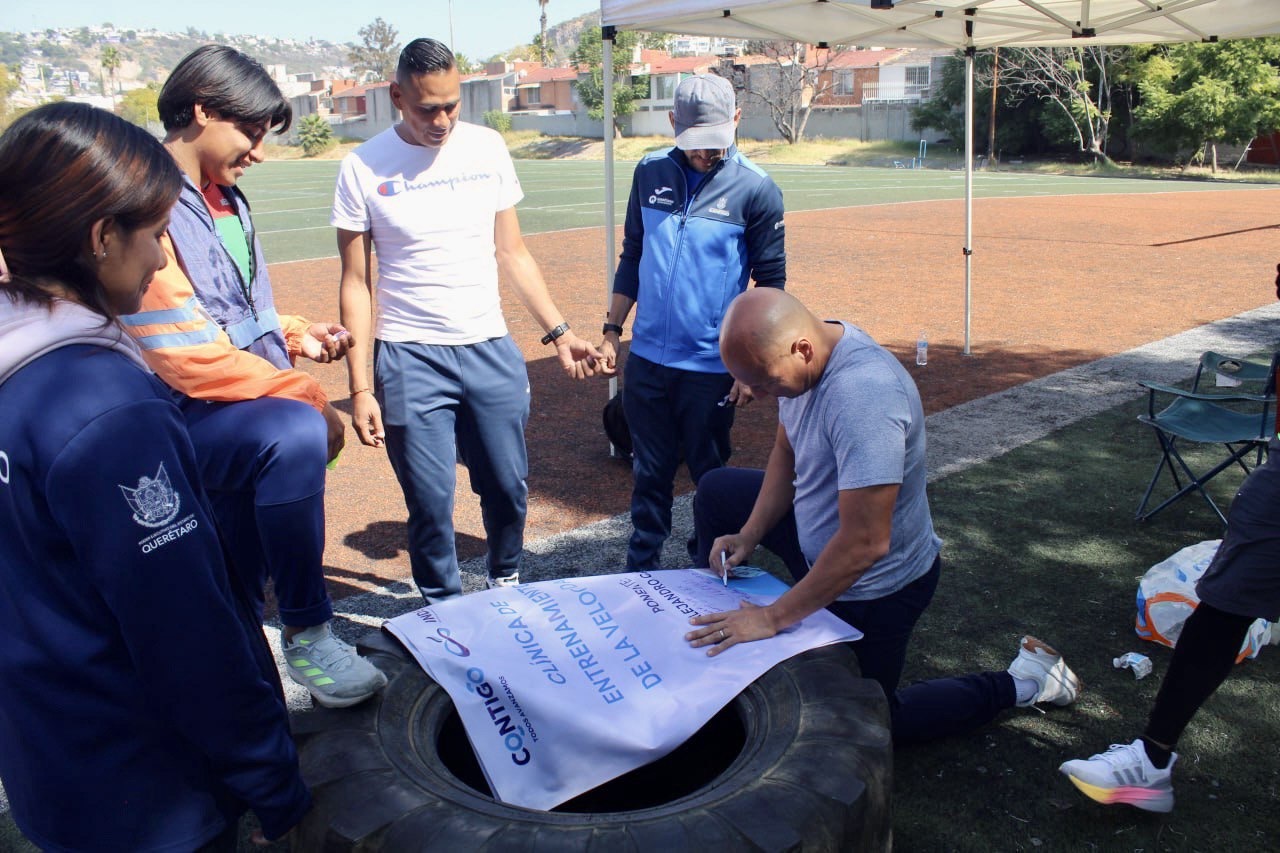 Realiza INDEREQ clínica deportiva con atleta olímpico mexicano