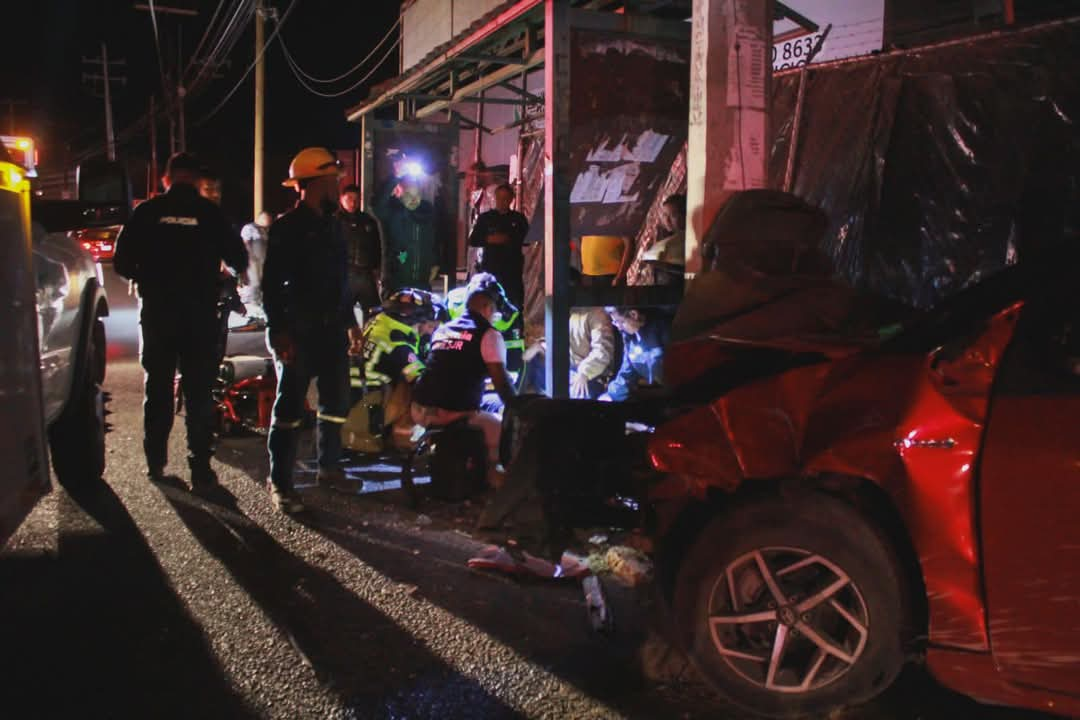 ACCIDENTE DE TRÁNSITO EN SAN JUAN DEL RÍO DEJA DOS PERSONAS LESIONADAS Y UN CONDUCTOR DETENIDO