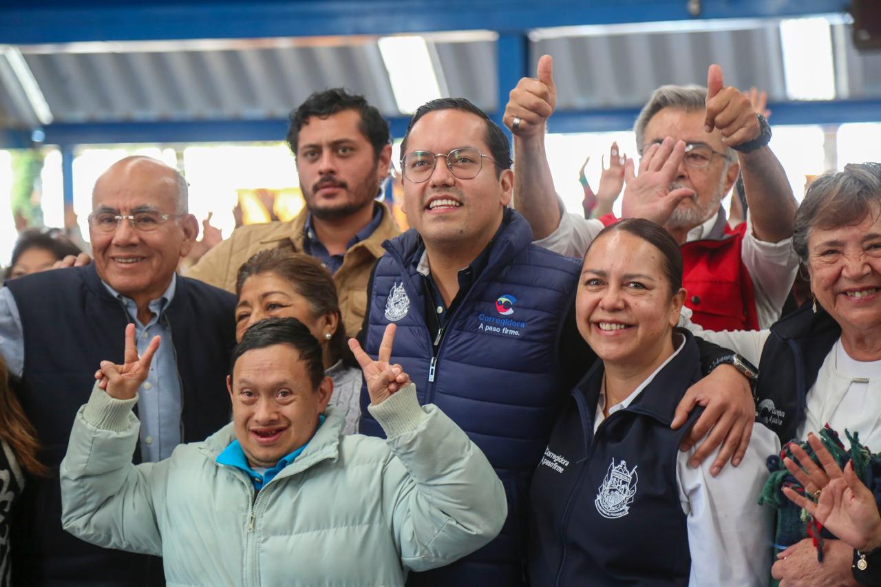 Chepe Guerrero y Gaby Trápala entregan chalecos y cobijas para adultos mayores  