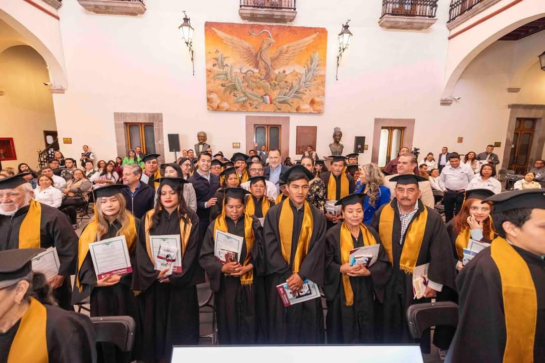 Encabeza Mauricio Kuri entrega de Certificados de Primaria y Secundaria a egresados del INEA