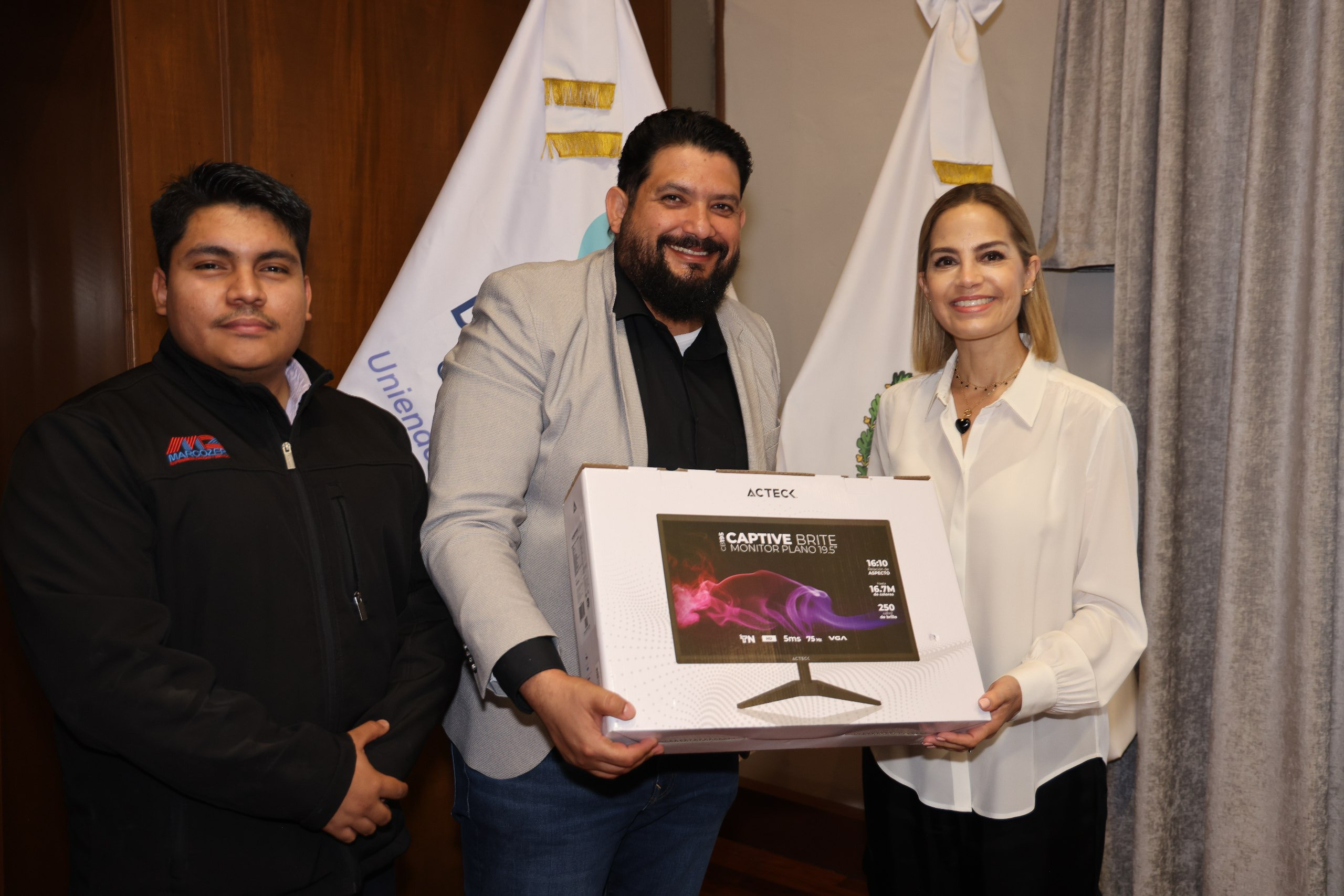 Recibe SEDIF donativo para acercar la tecnología a adultos mayores