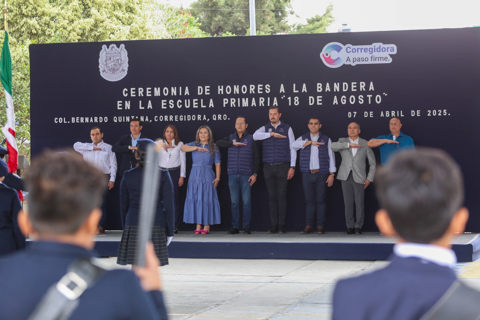 Chepe Guerrero entrega equipo de cómputo a alumnas y alumnos de escuela primaria “18 de Agosto