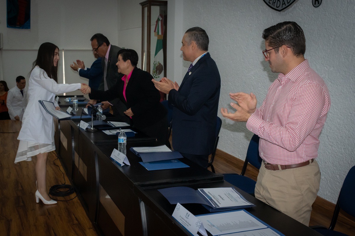 Encabeza Secretaria de Salud ceremonia de graduación de Médicos de la UAQ