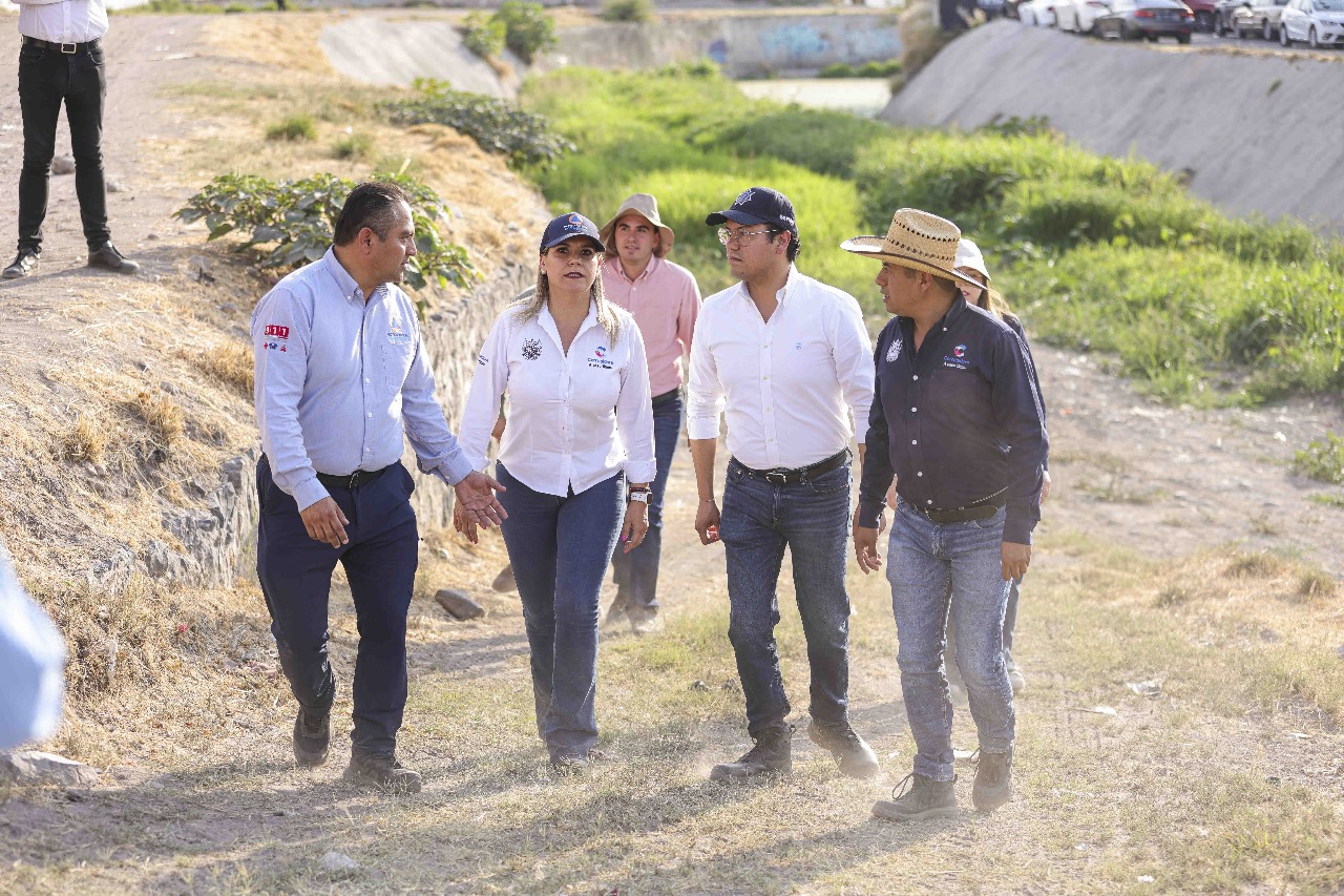 Chepe Guerrero supervisa limpieza de drenes pluviales en Corregidora