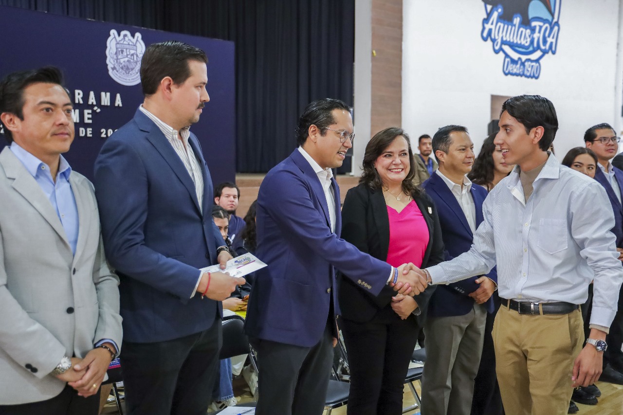 Chepe Guerrero y rectora de la UAQ entregan 926 becas “Universitario A Paso Firme”