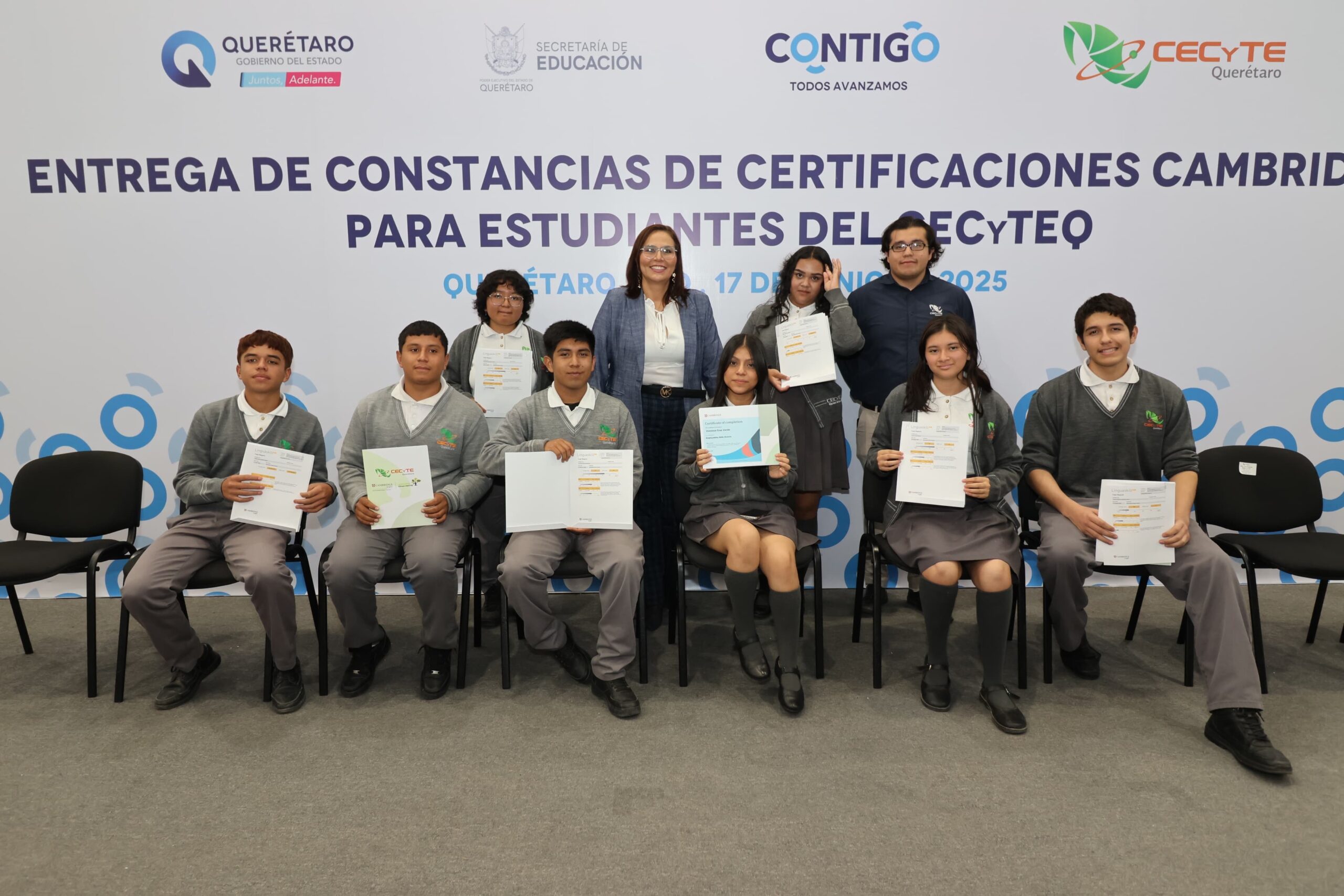 Entrega Martha Soto certificaciones Cambridge a estudiantes del CECyTEQ