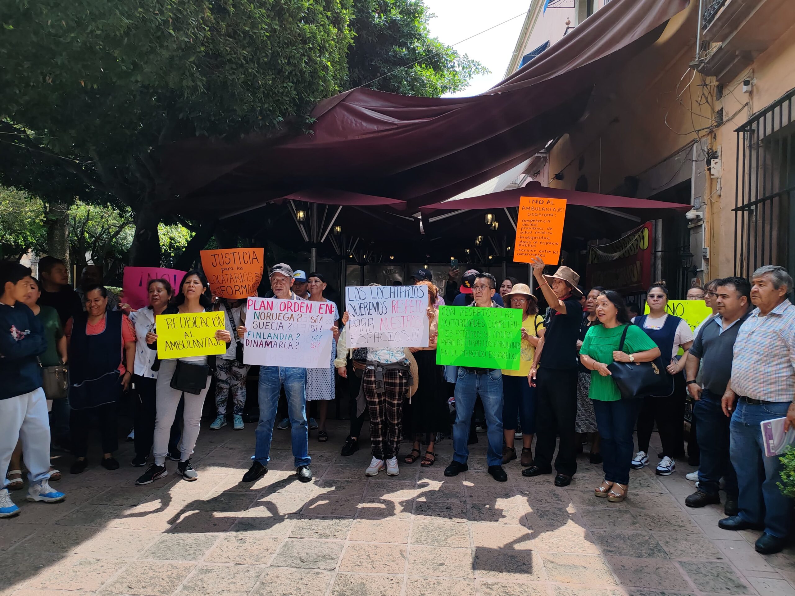 Locatarios del mercado Escobedo exigen al municipio retiro inmediato de comercio ambulante