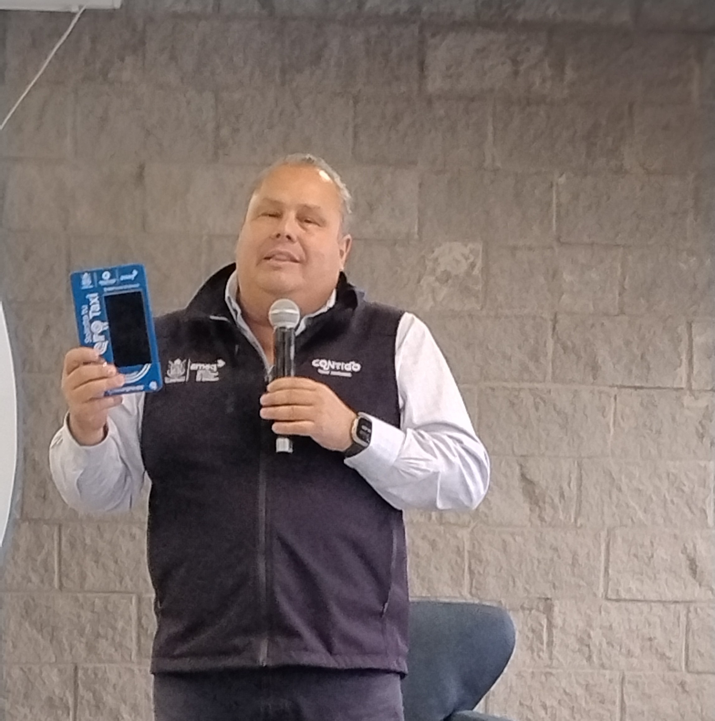 Querétaro implementará botón de servicio y app digital para mejorar acceso al taxi