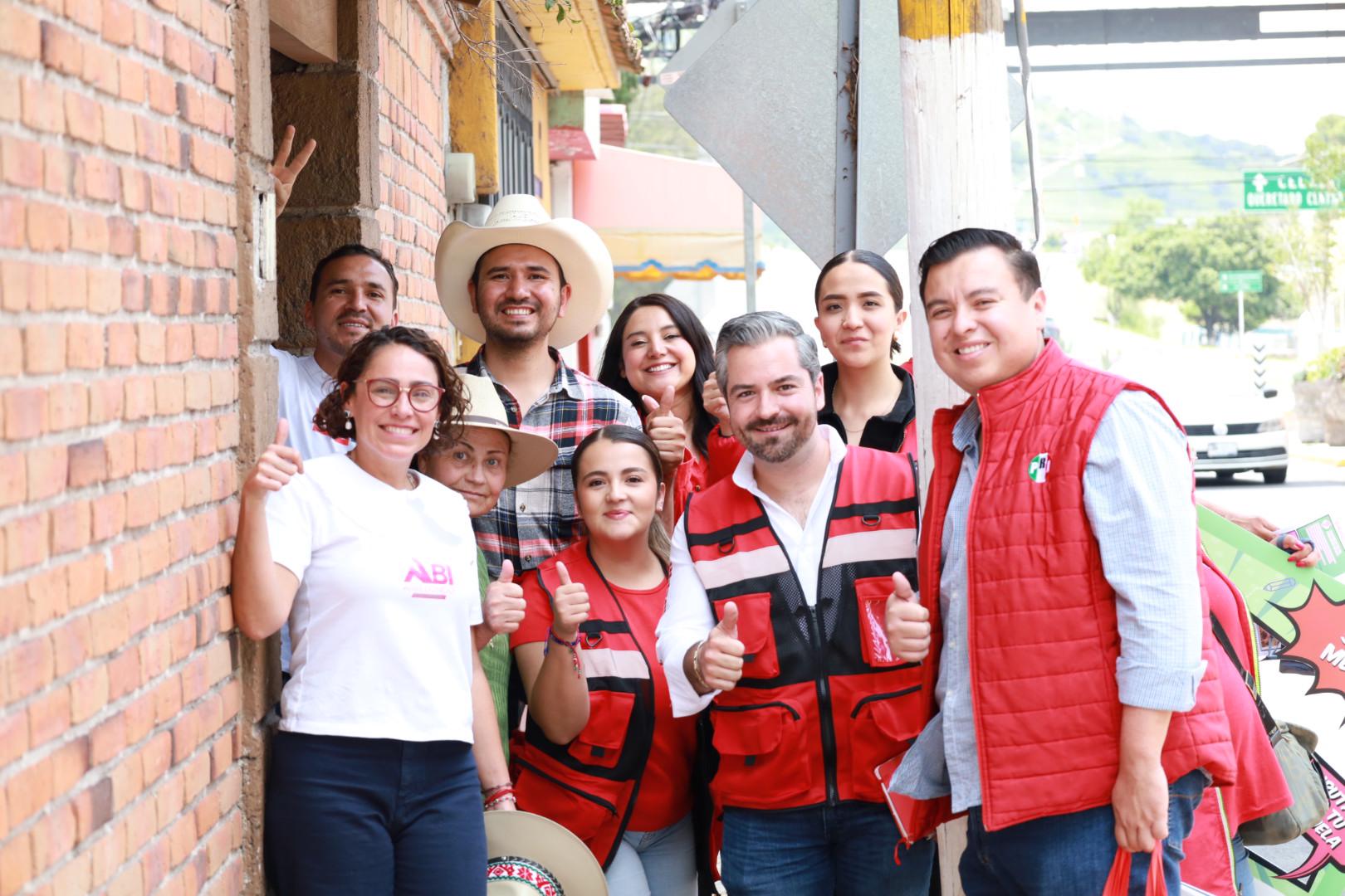 Abigail Arredondo continúa su recorrido informativo con vecinos de Corregidora