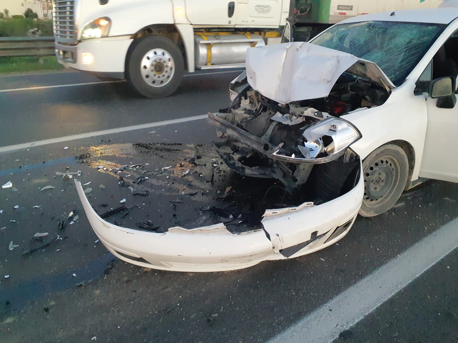Fuerte choque en autopista México–Querétaro deja cuatro lesionados; la unidad era tripulada por una familia