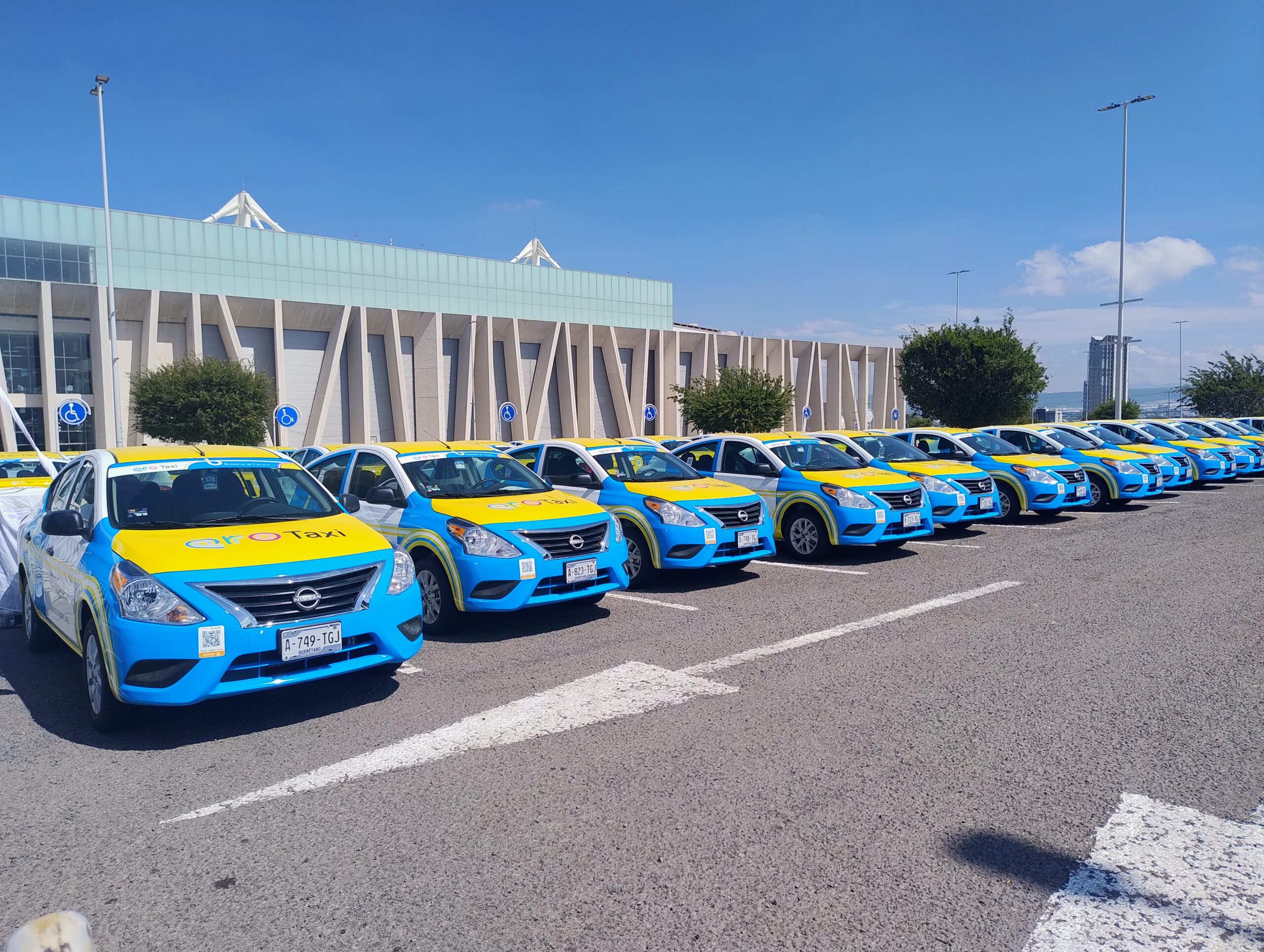 Querétaro arranca con la primera entrega de vehículos del programa QroTaxi: 300 unidades nuevas ya circulan en el estado