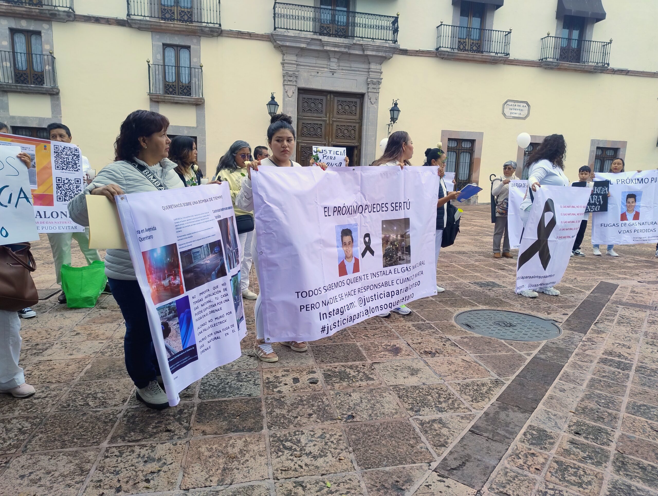 “¡Justicia para Alonso!”: Protestan familiares y vecinos tras explosión por fuga de gas que le costó la vida a un joven en Querétaro