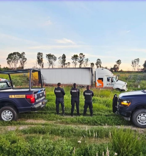Movilización policiaca termina con la detención de dos hombres y la recuperación de un tráiler en el Macrolibramiento Apaseo–Palmillas