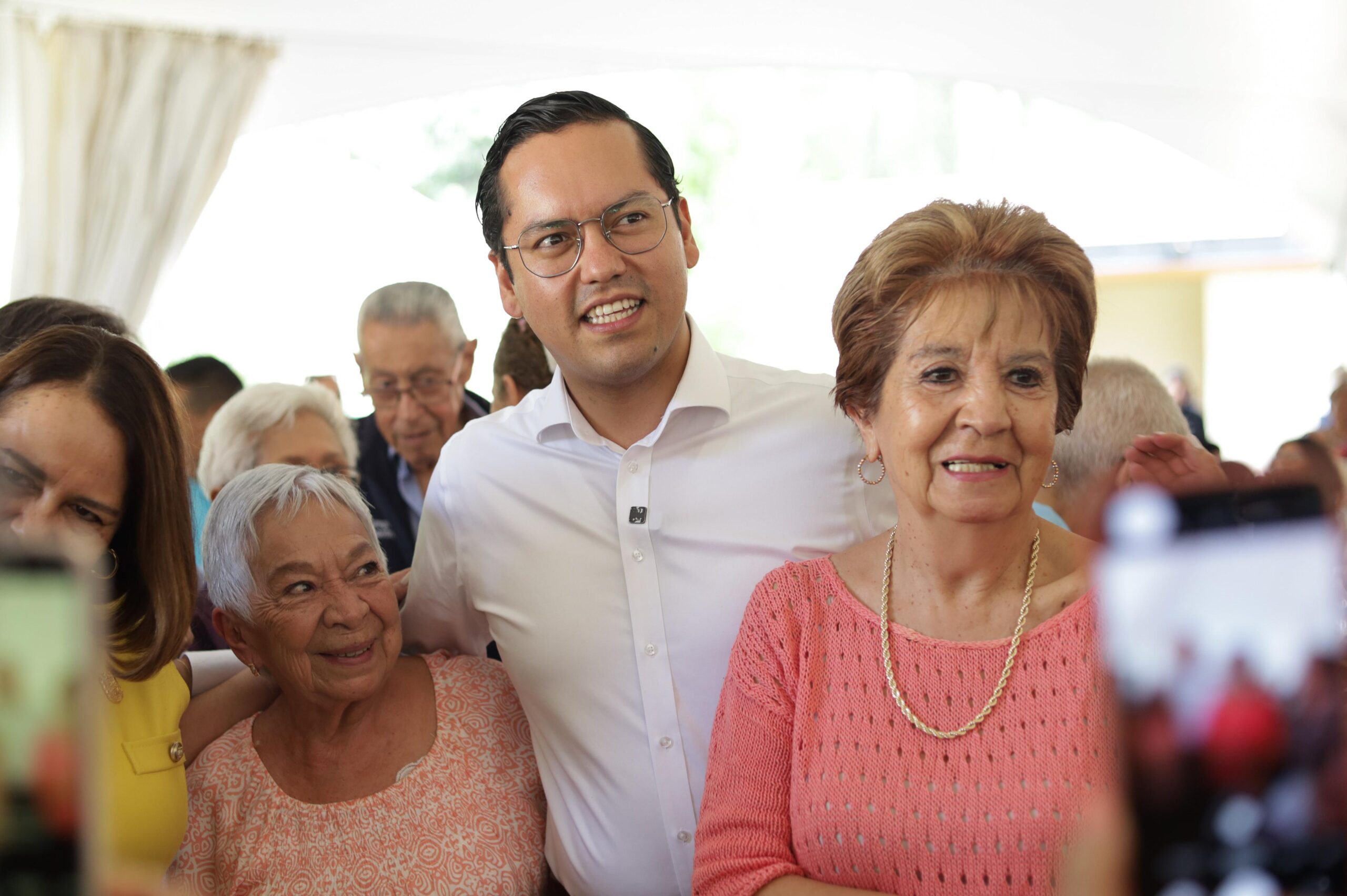 Chepe Guerrero y Gaby Trápala festejan a los adultos mayores de Corregidora por el Mes del Abuelo