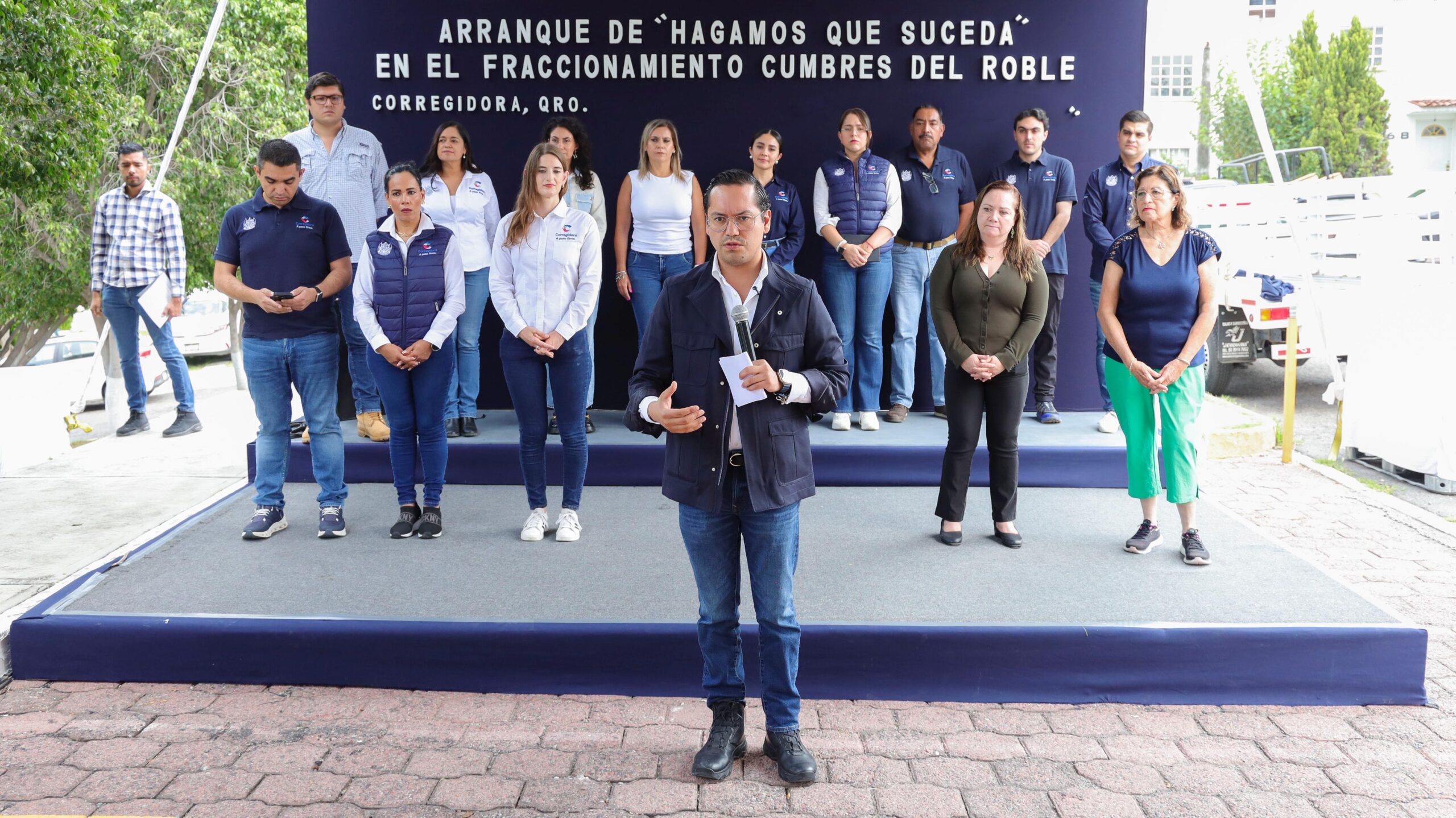 Chepe Guerrero lleva servicios municipales a familias de condominios en Corregidora