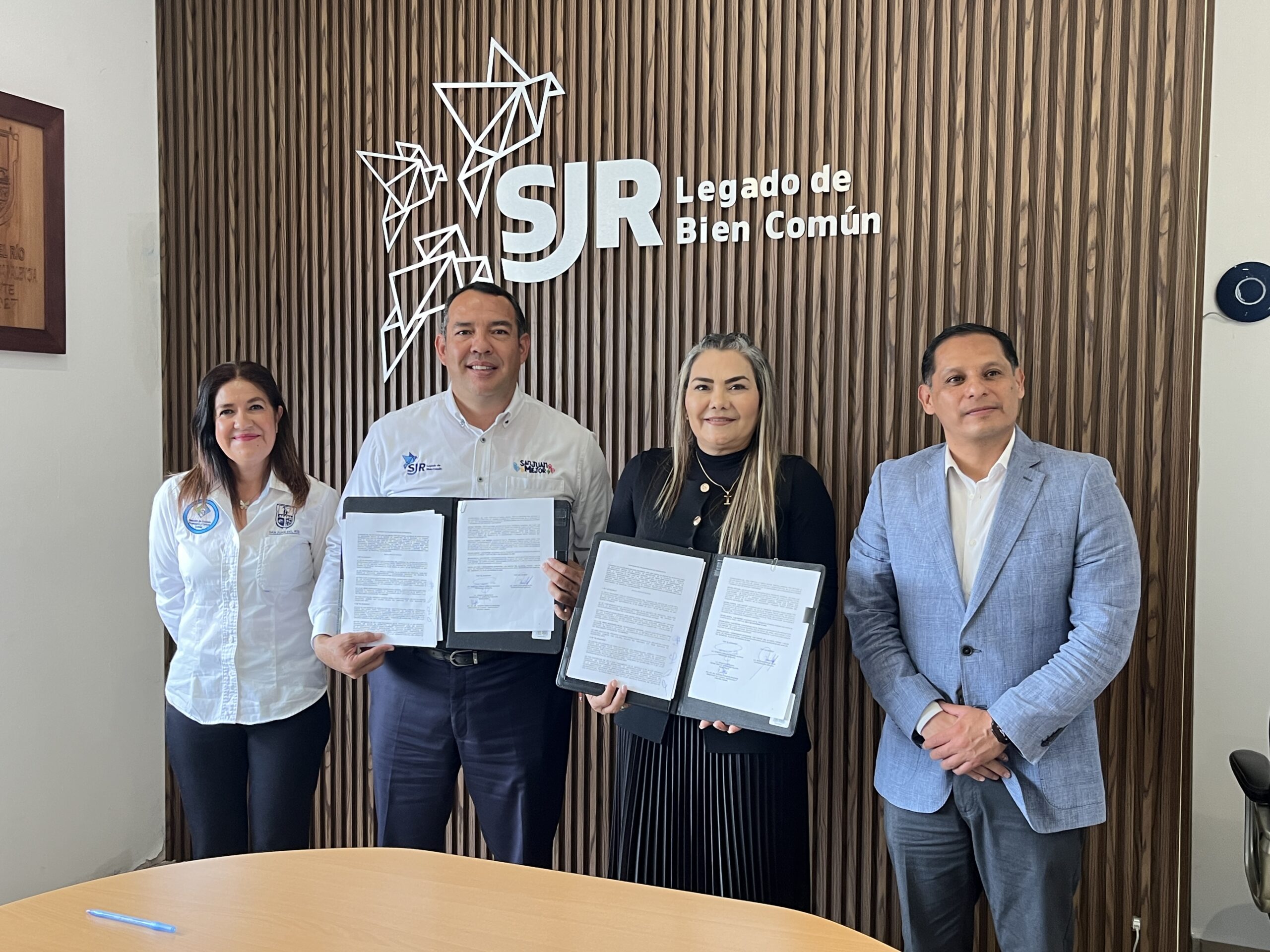 Firma Irene Quintanar convenio a favor del cuidado animal y medio ambiente