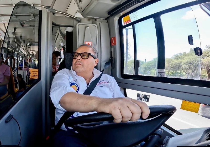 Conduce Gerardo Cuanalo la ruta T01 del sistema Qrobus para detectar áreas de oportunidad