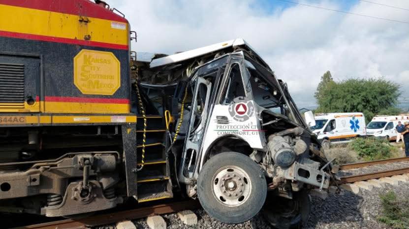 Tragedia en Comonfort: choque entre camión de pasajeros y tren deja cinco fallecidos