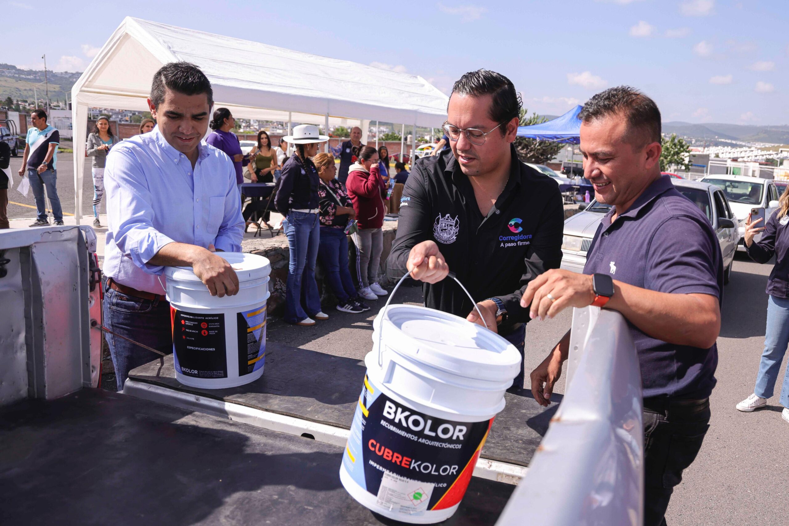 Chepe Guerrero apoya a familias de Corregidora con entrega de impermeabilizante para sus hogares