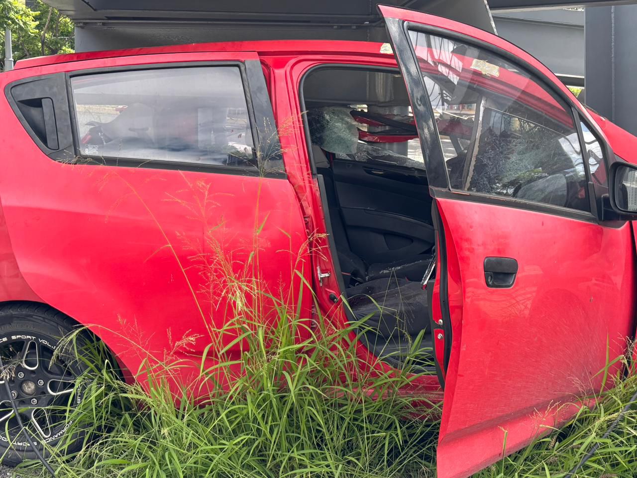 Se incrusta vehículo en la base de puente peatonal sobre paseo de la República
