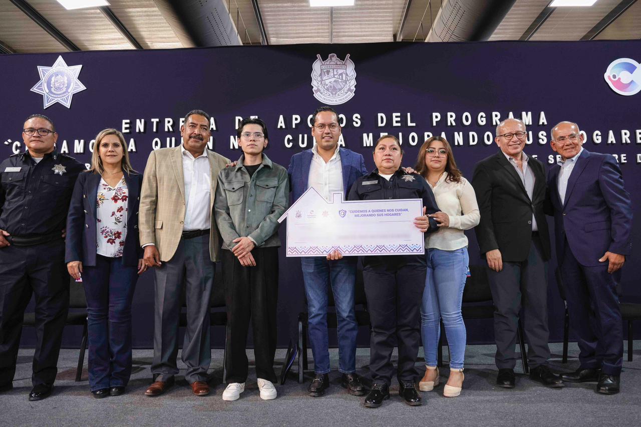 Chepe Guerrero entrega incentivos económicos para la vivienda de policías de Corregidora