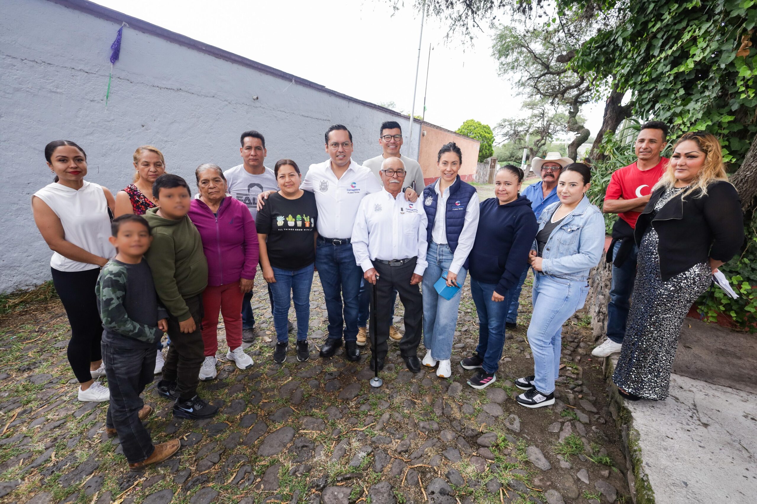 Chepe Guerrero recorre la comunidad de Arroyo Hondo; realizan jornada de servicios públicos