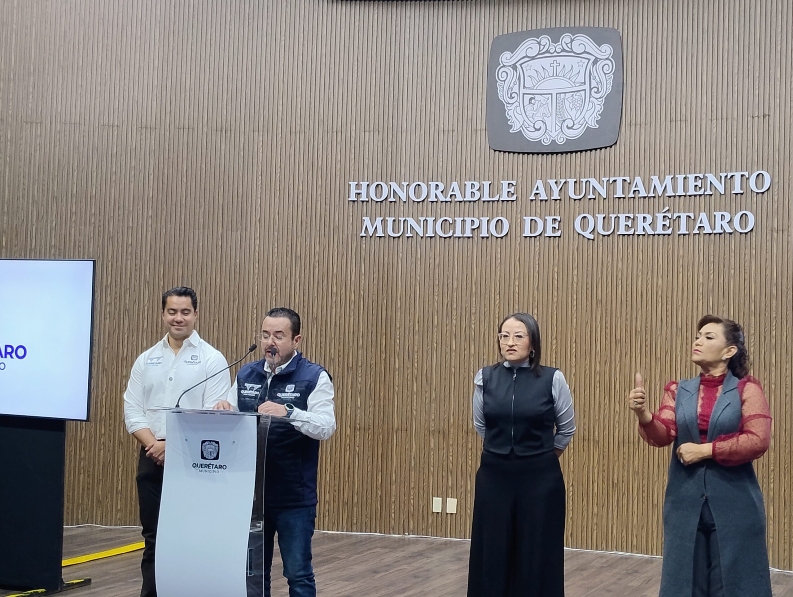 Inician modificaciones en el cruce de Bernardo Quintana y Paseo de los Arcos para mejorar la seguridad vial