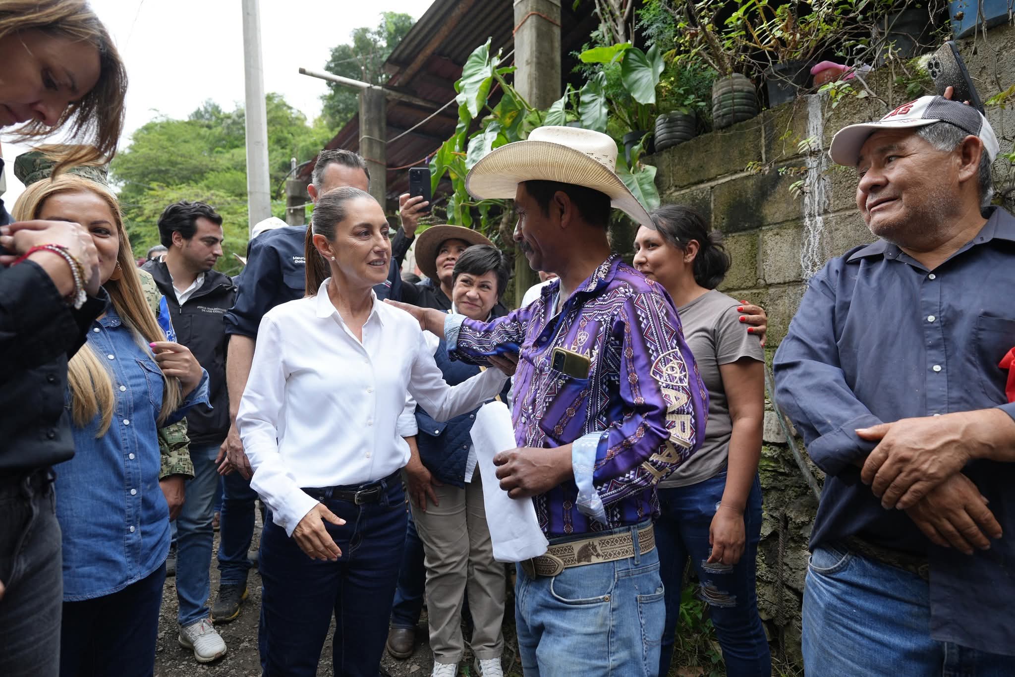 Presidenta Claudia Sheinbaum supervisa labores y apertura de caminos de Querétaro; inicia censo en apoyo a la población