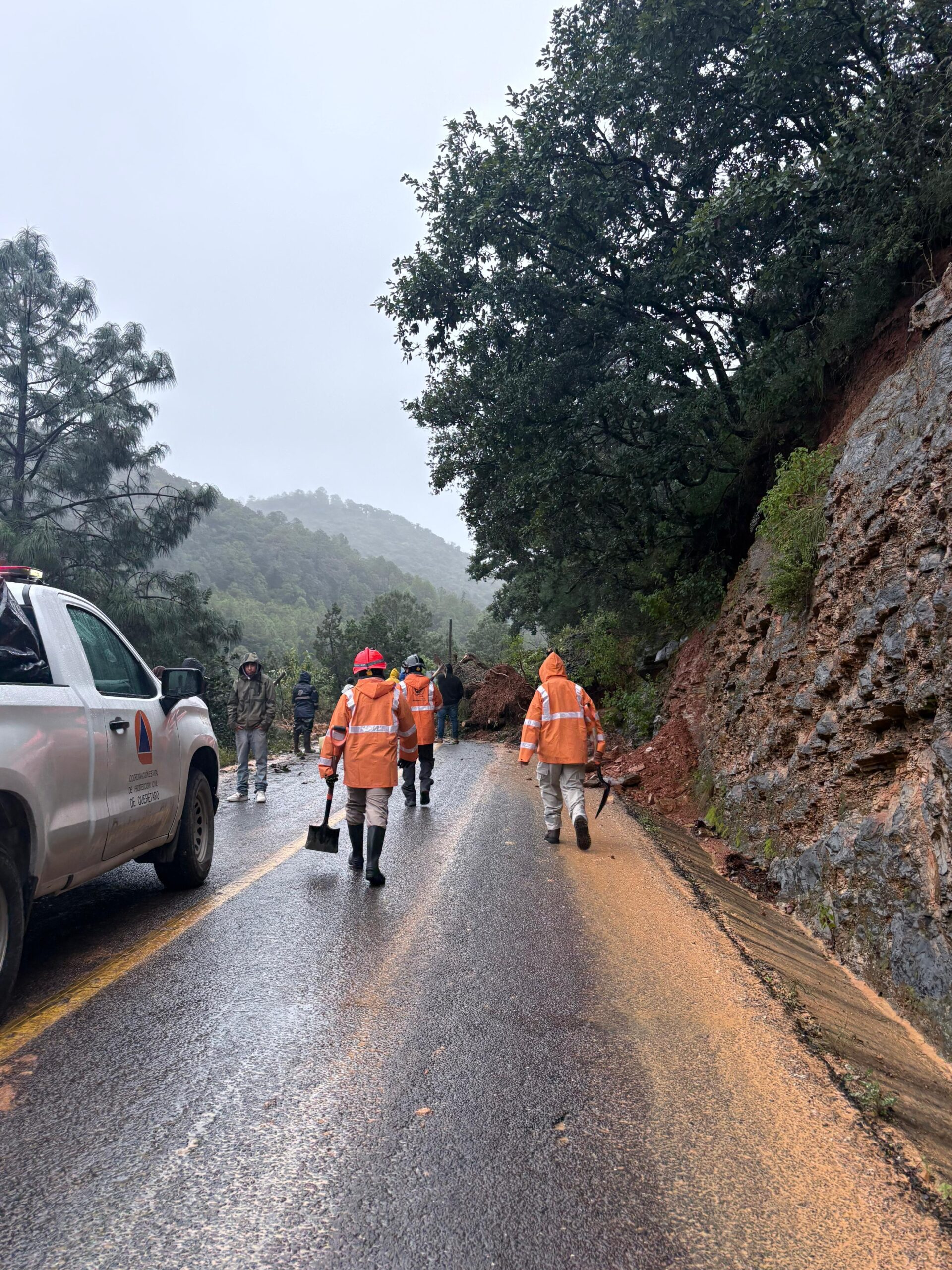 Lluvias provocan deslaves y cierres de caminos en Cadereyta de Montes
