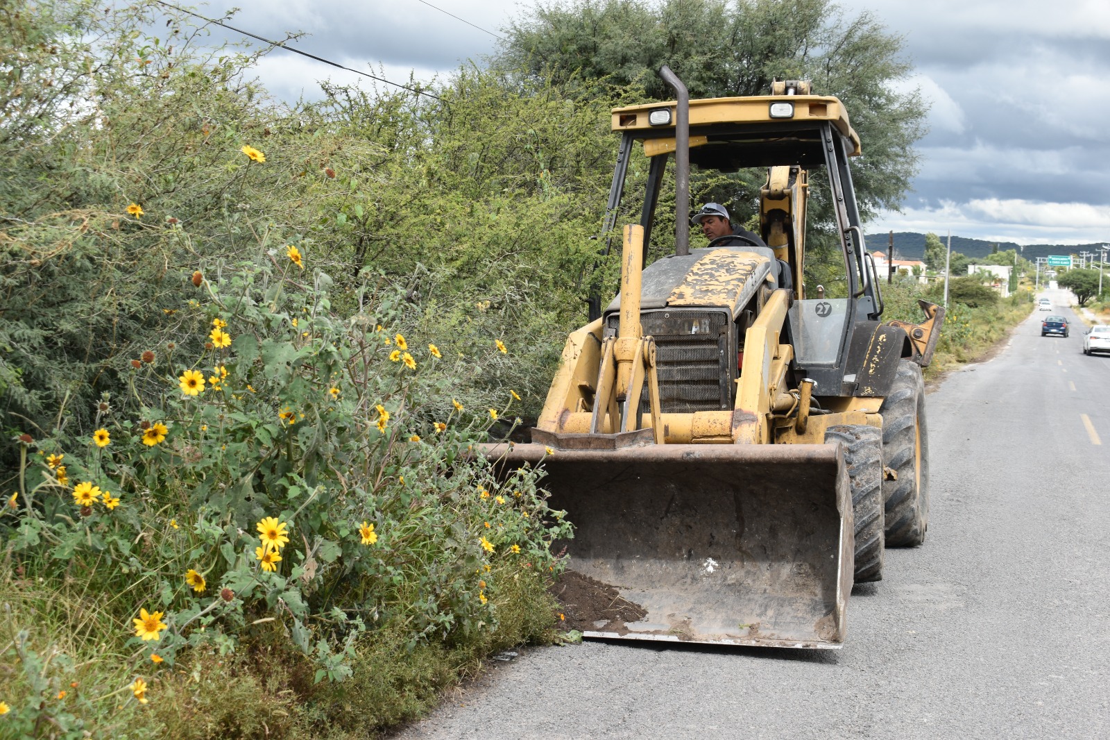 Secretaría de Servicios Públicos realiza trabajos de limpieza en laterales de carreteras, por peregrinaciones a Coroneo