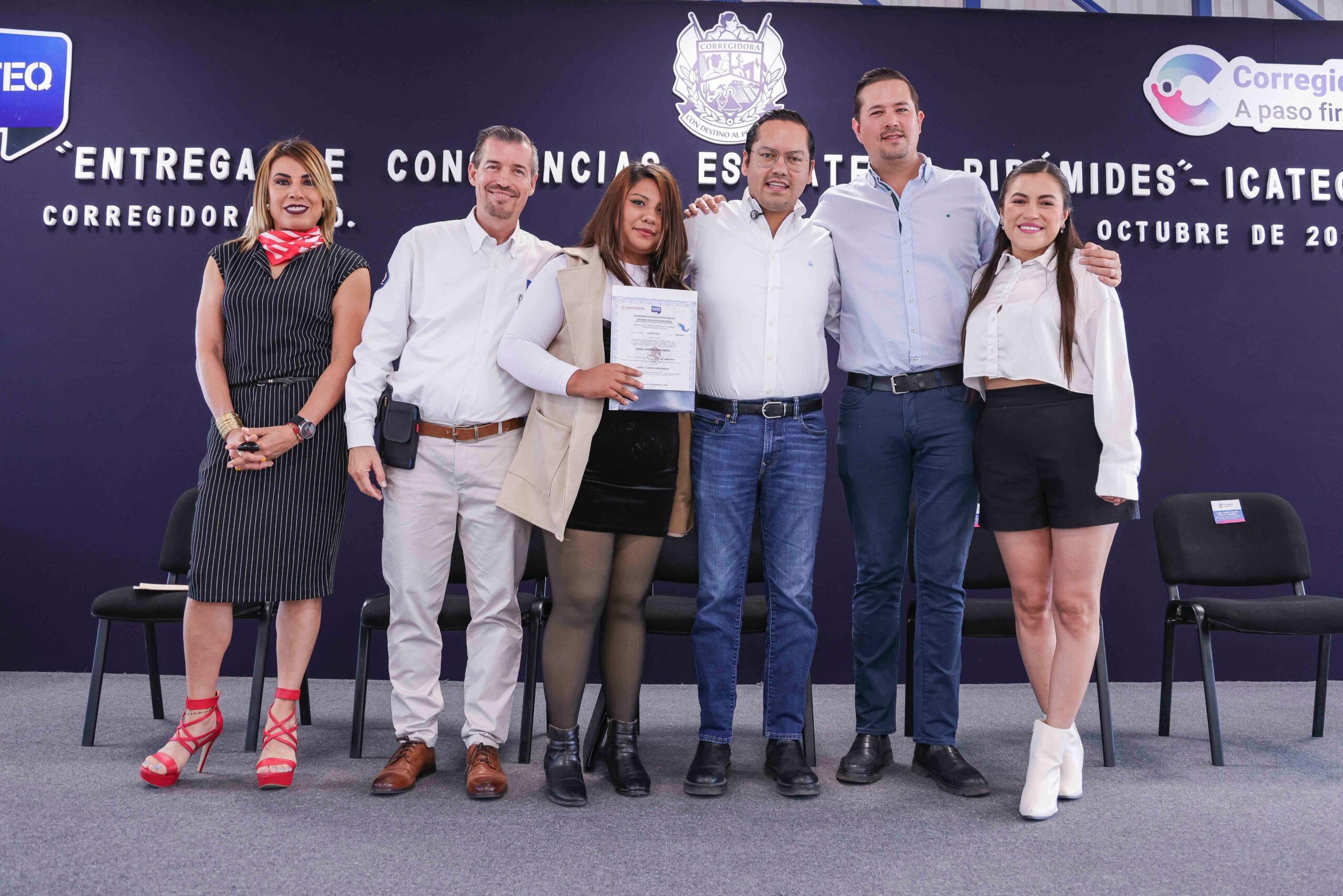 Chepe Guerrero entrega  constancias a ciudadanos capacitados por el ICATEQ