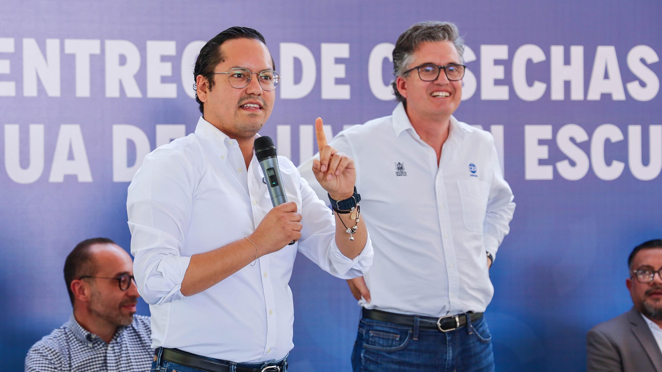 Chepe Guerrero impulsa el aprovechamiento del agua de lluvia en la secundaria “Jesús Romero Flores” de Santa Bárbara