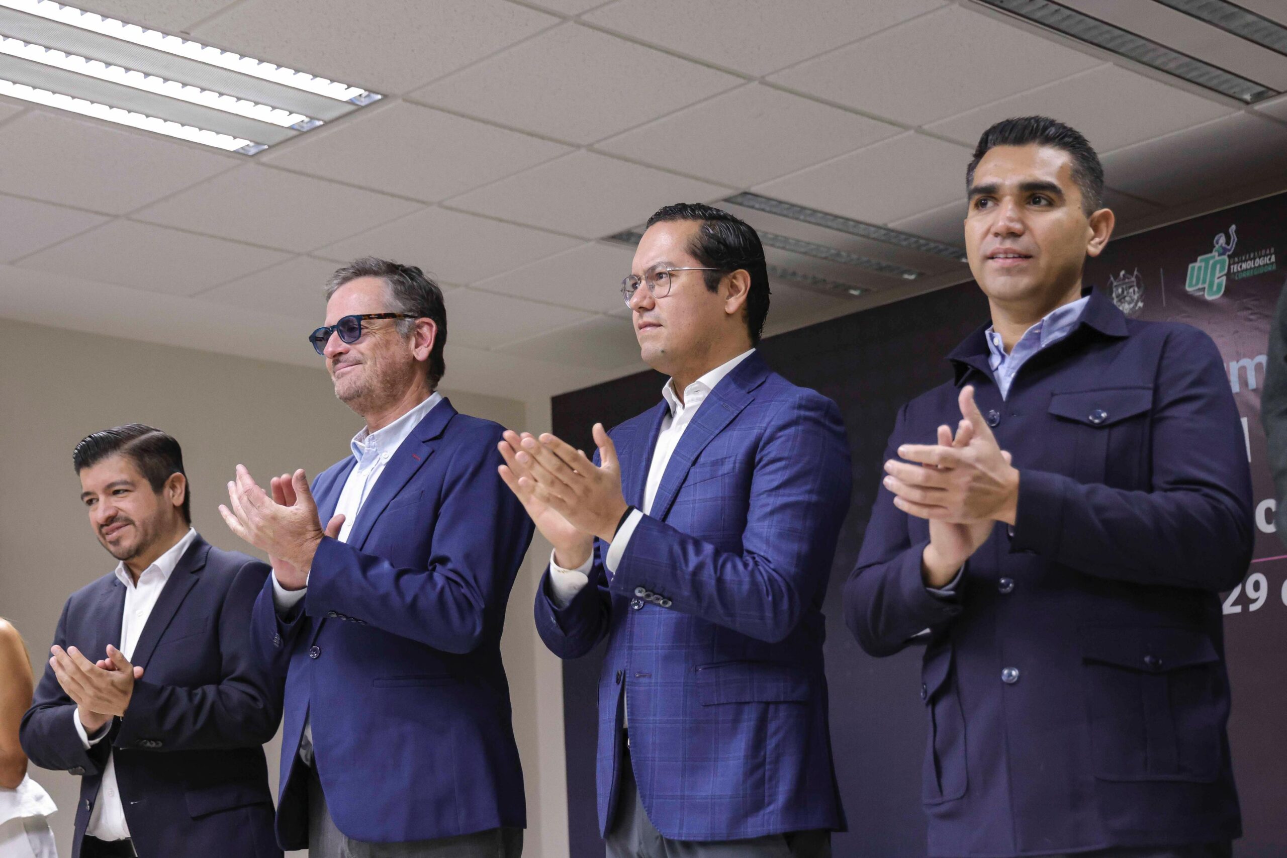 Corregidora y Santander otorgan becas para salud financiera de jóvenes universitarios