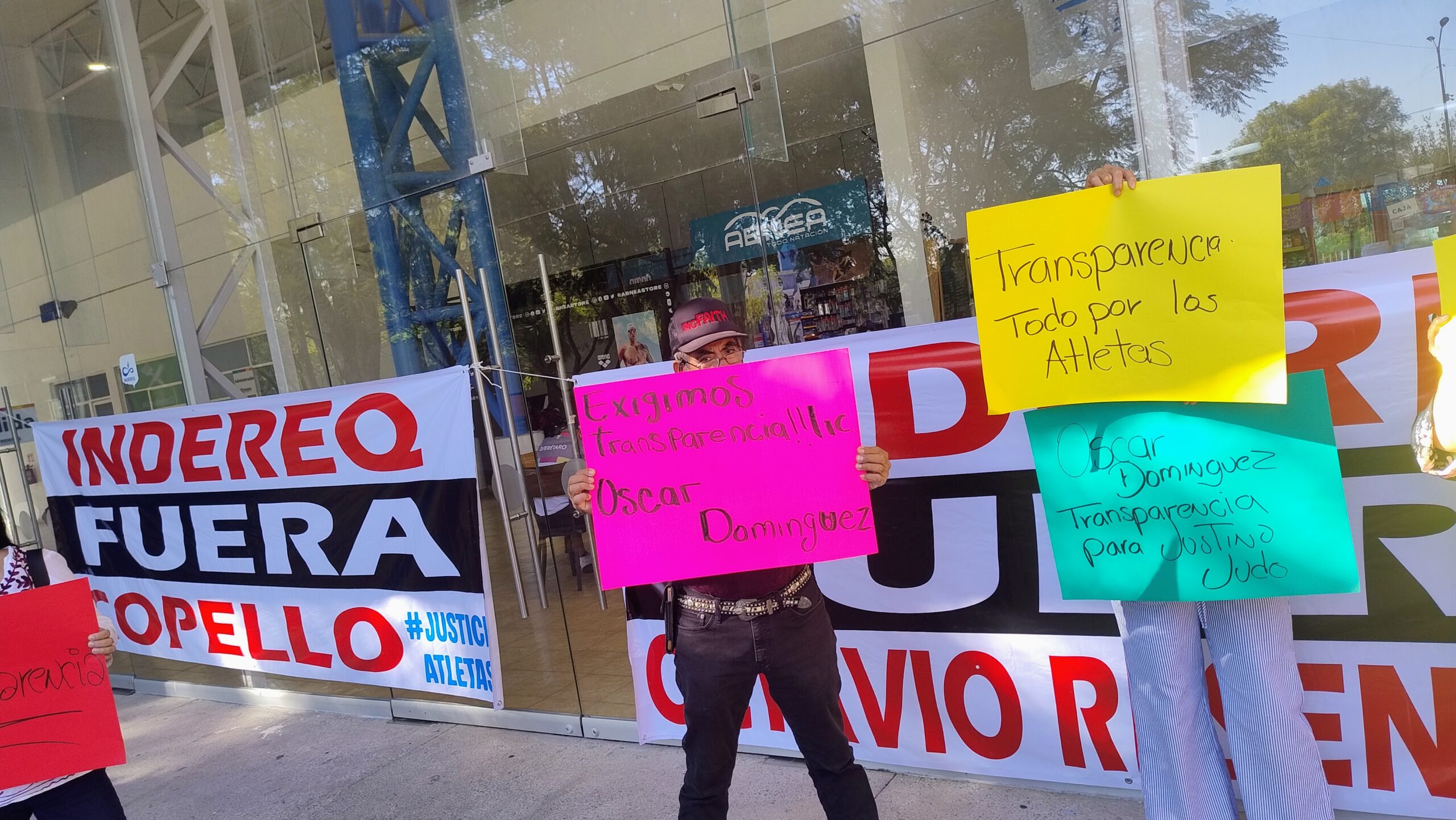 Padres y entrenadores protestan frente al INDEREQ por presuntos actos de discriminación y despidos injustificados