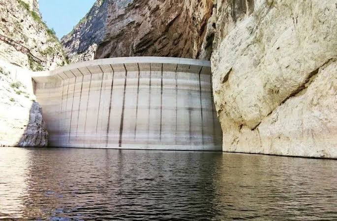 Corregidora atiende afectaciones por desfogue en la presa Zimapán con suministro alterno de agua