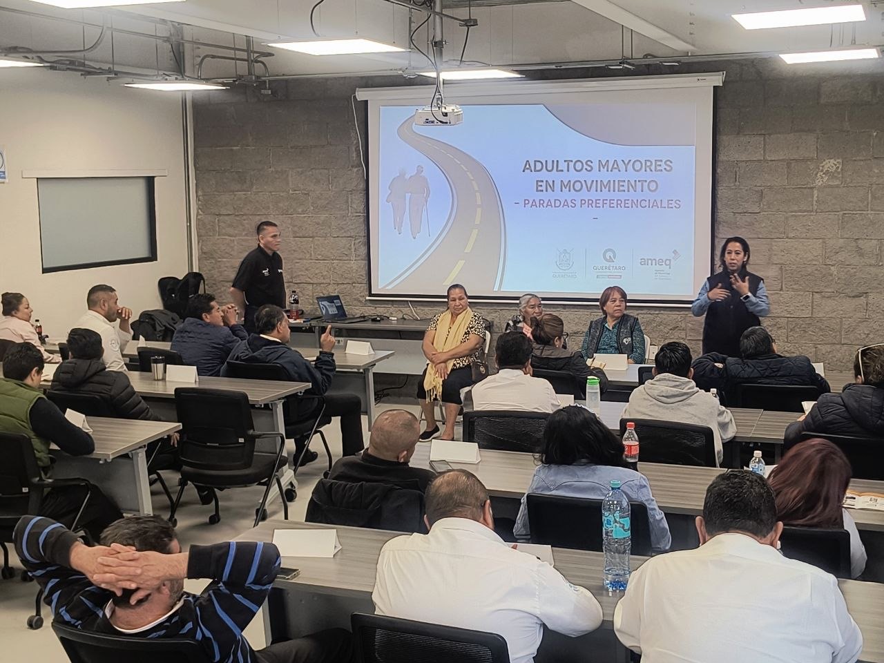 Capacita AMEQ a operadores para mejorar atención al adulto mayor