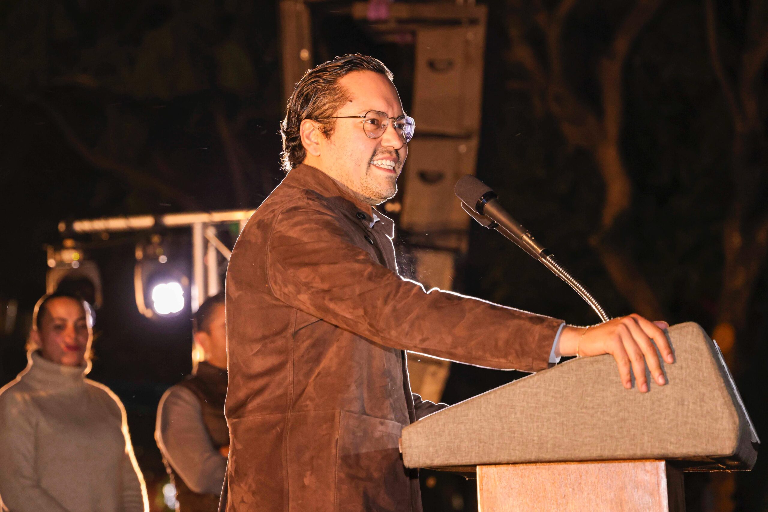 Chepe Guerrero enciende el Árbol de Navidad y envía mensaje de unidad a familias de Corregidora