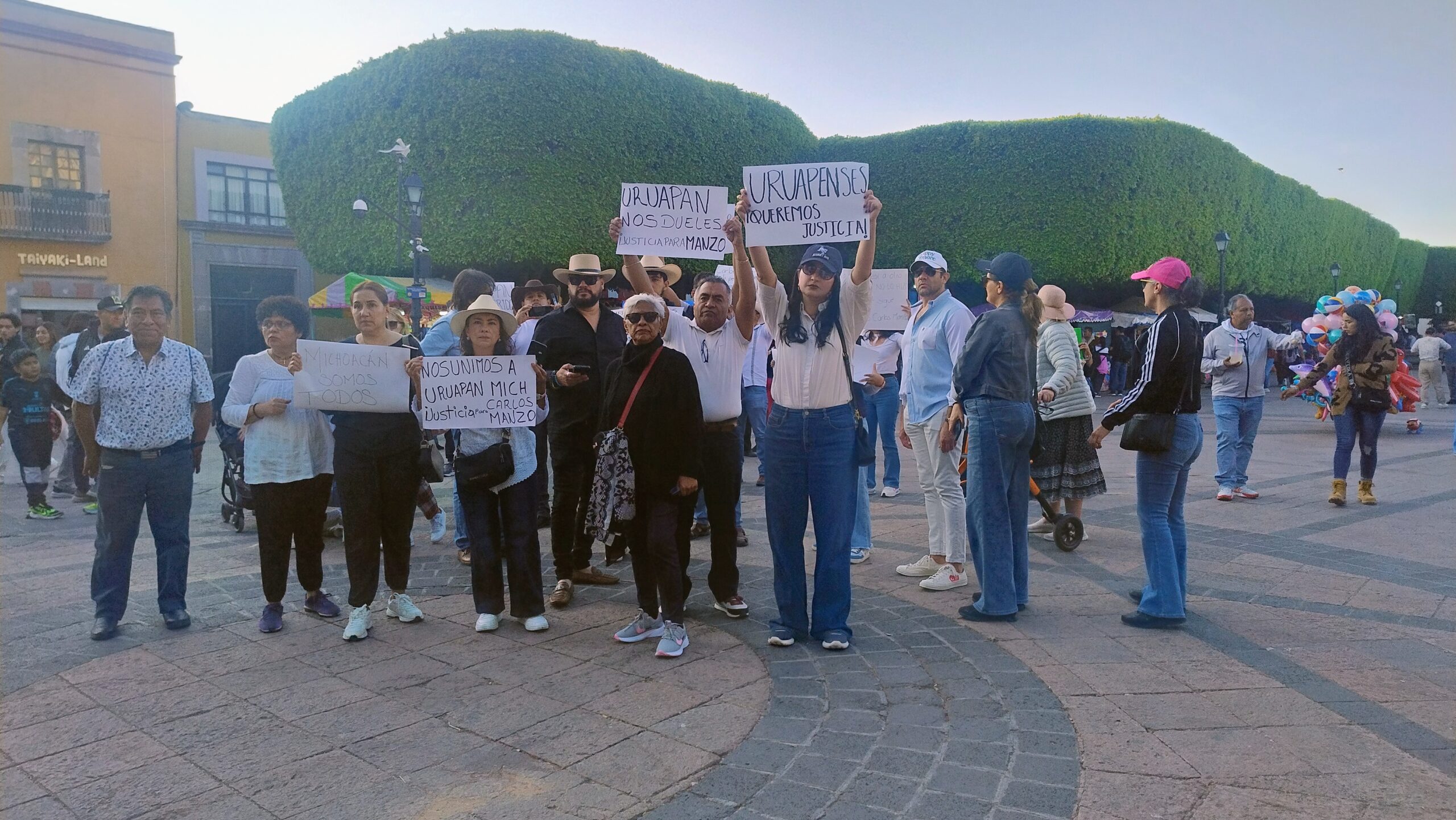 Ciudadanos de Uruapan se manifiestan en Querétaro exigiendo justicia por la muerte del alcalde Carlos Manso