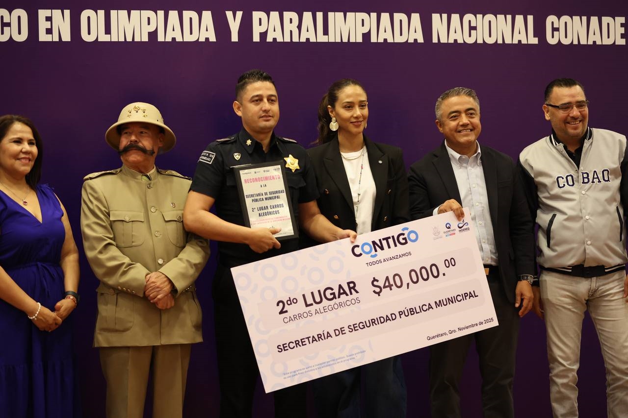 Premia Iridia Salazar a ganadores del Desfile Conmemorativo del CXV Aniversario de la Revolución Mexicana