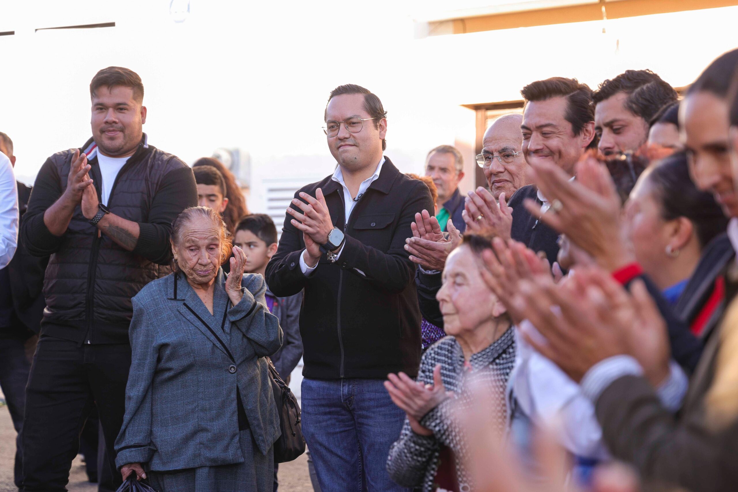 Chepe Guerrero entrega rehabilitación de 11 calles en la colonia Los Olvera