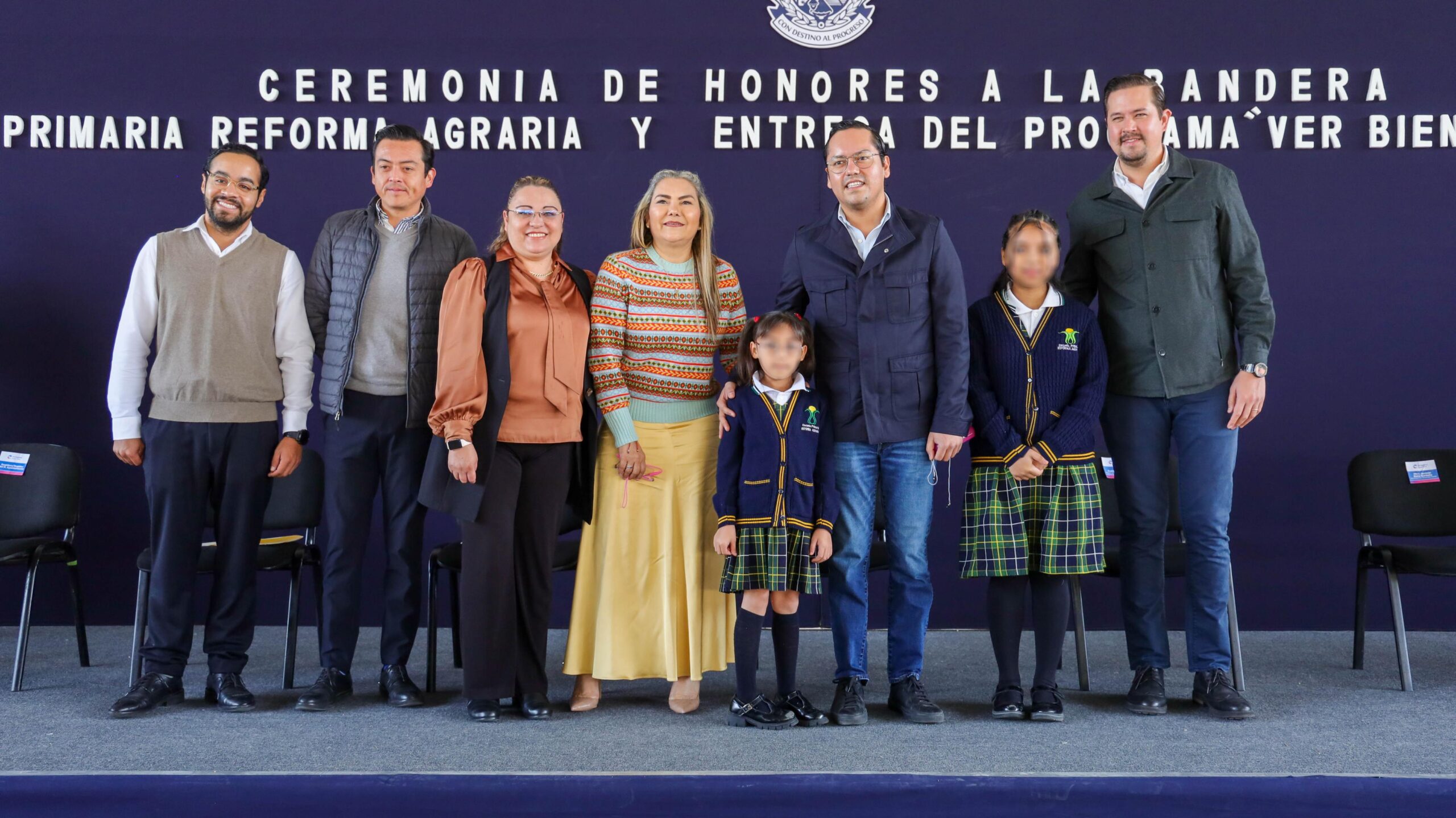 Chepe Guerrero entrega 121 lentes a niñas y niños de la primaria Reforma Agraria 