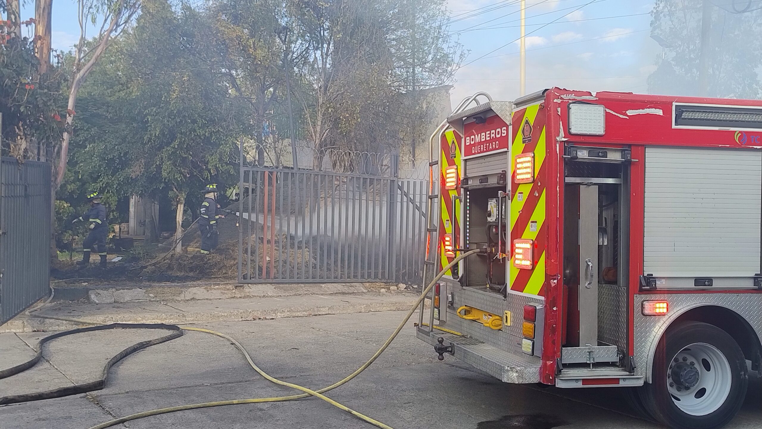Controlan incendio en predio con hojarasca en la colonia Florida