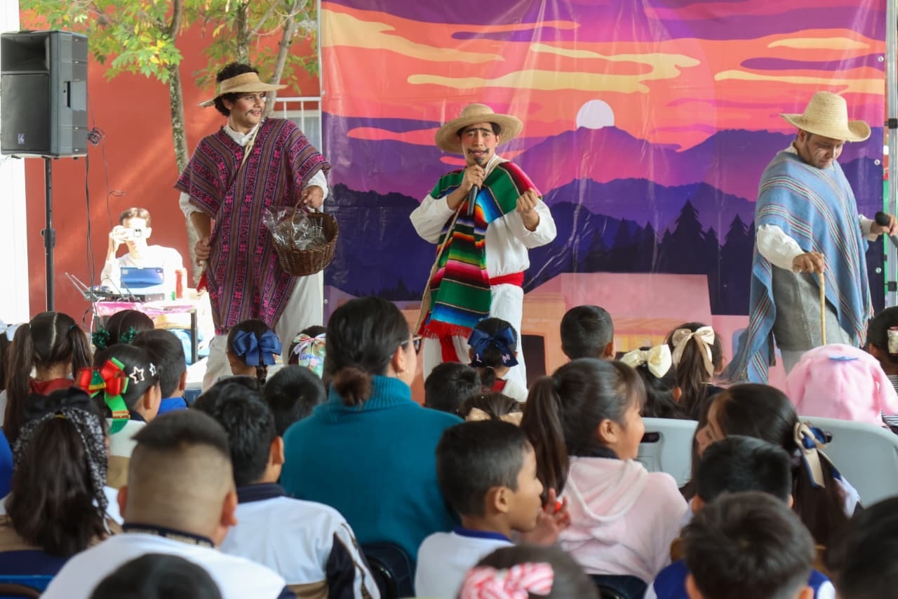 Lleva SEDEQ pastorelas navideñas a escuelas del Estado