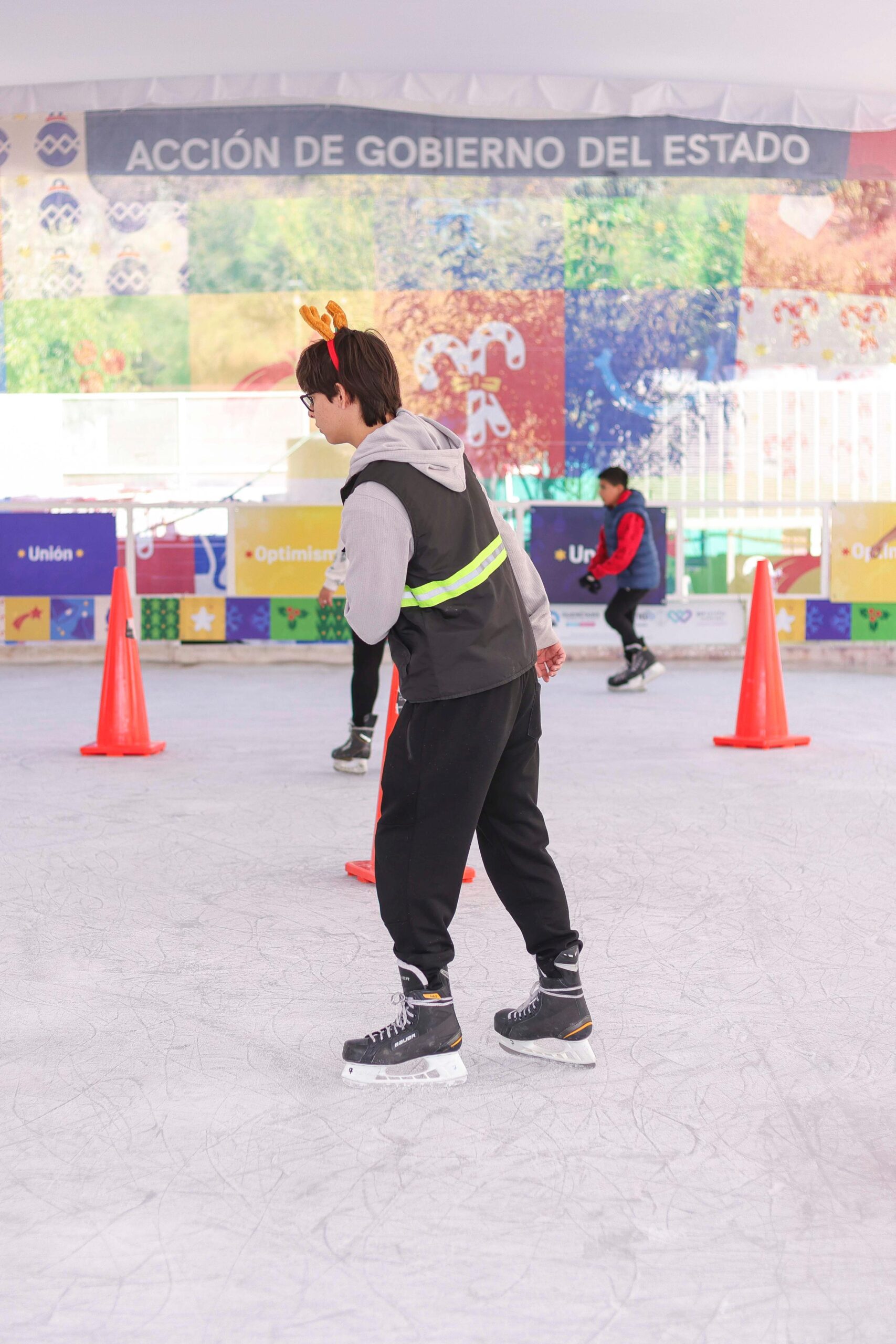 En Corregidora, la pista de hielo llenó de alegría a miles de familias