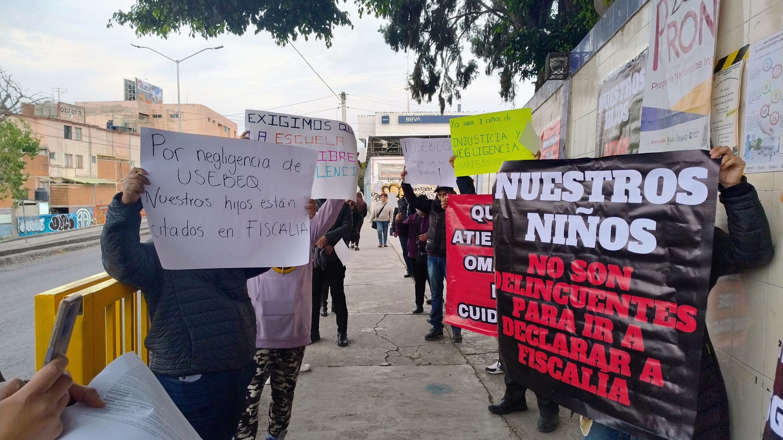 Padres de familia se manifiestan por presunta negligencia en primaria Dr. Félix Osores; USEBEQ fija postura