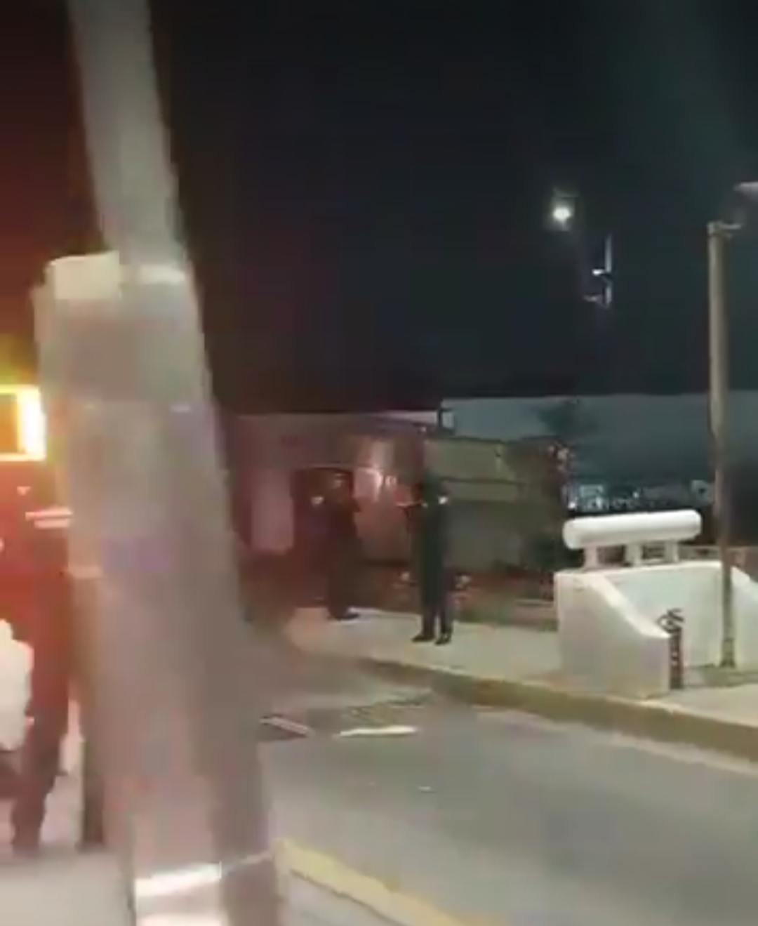 Tráiler de doble remolque impacta garita en la autopista México–Querétaro; chofer denuncia asalto