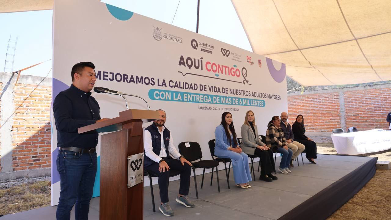 Entrega SEDIF lentes para adultos mayores del municipio de Huimilpan