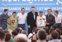 Chepe Guerrero y Mauricio Kuri entregan más de 200 despensas a familias de Corregidora