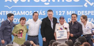 Chepe Guerrero y Mauricio Kuri entregan más de 200 despensas a familias de Corregidora